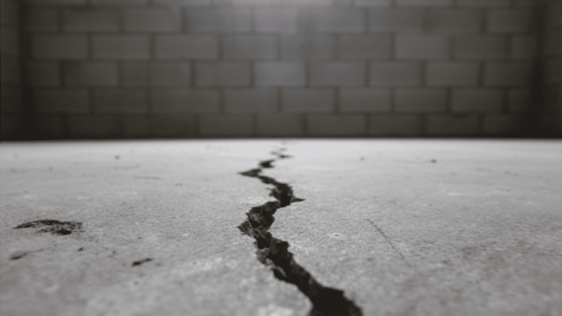 sinking-or-settlement-cracks