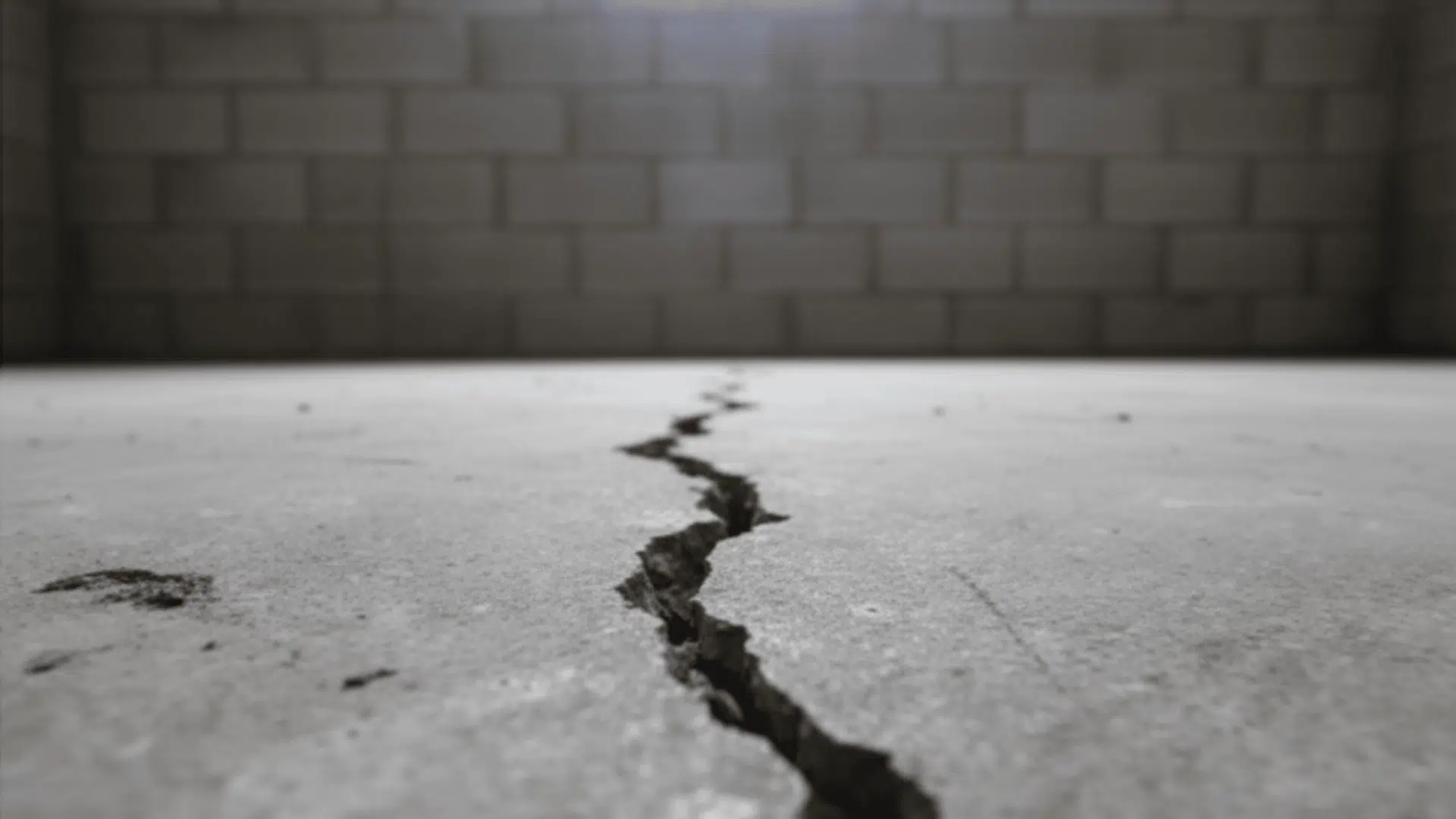 sinking-or-settlement-cracks